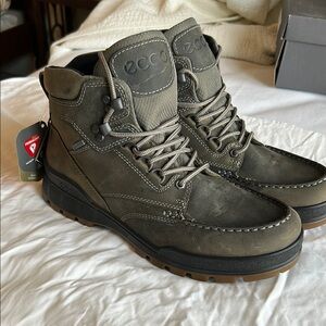 Ecco Track 25 Mens Boots with Suede Finish and High-Top Design.
